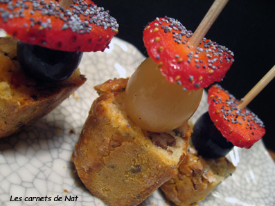 Brochettes de mini-cakes, noix, lardons et roquefort…-3